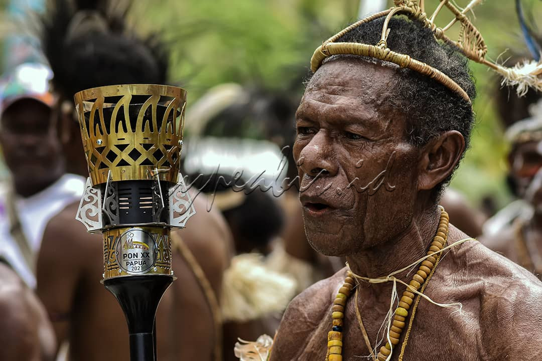Salah satu Potret seorang pelaku budaya yang berada di sentani, Papua, Indonesia.