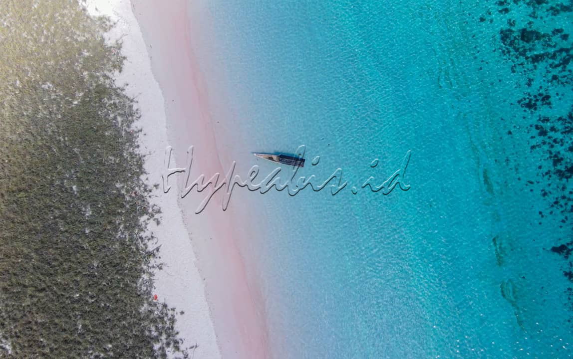 Hijau, pink, biru: gradasi warna yang begitu indah di Labuan Bajo, Nusa Tenggara Timur