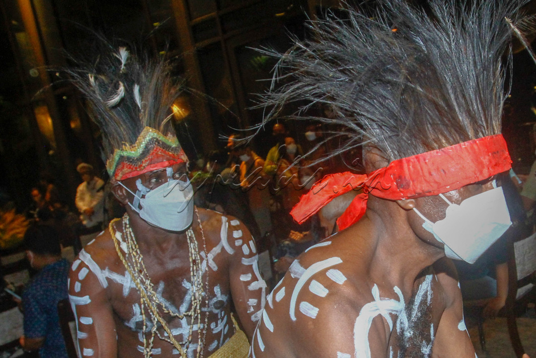 TARIAN TARIKI<br />
Bisnis/Himawan L Nugraha<br />
Penari dari Suku Kamoro, Papua, melakukan tarian Tariki atau ikan terbang dalam acara Kamoro Art Exhibition & Sale 2021 di Jakarta, Rabu (27/10/2021). PT Freeport Indonesia (PTFI) bekerja sama dengan Yayasan Maramowe Weaiku Kamorowe (MWK) dan Plataran Indonesia menggelar Kamoro Art Exhibition & Sale 2021 di Hutan Kota by Plataran pada 27-29 Oktober 2021. Selama pameran tersebut, PTFI memperkenalkan karya seni dan budaya Suku Kamoro, sebagai salah satu suku asli Papua yang hidup berdampingan dengan perusahaan di wilayah operasi perusahaan di Mimika, Papua. 