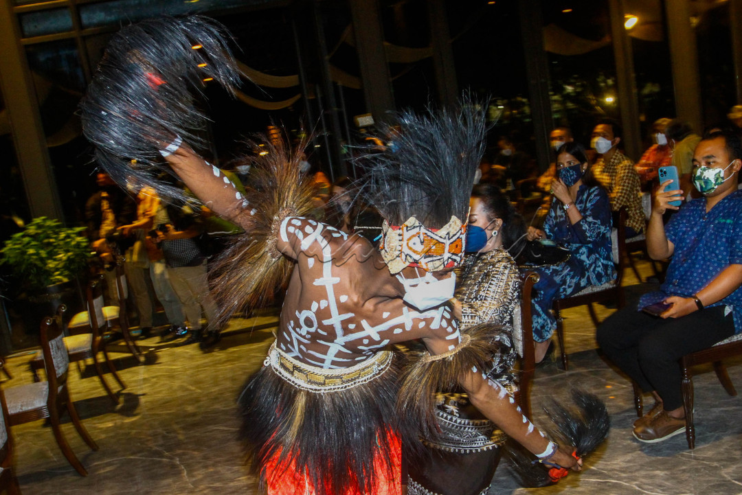 TARIAN TARIKI<br />
Bisnis/Himawan L Nugraha<br />
Penari dari Suku Kamoro, Papua, melakukan tarian Tariki atau ikan terbang dalam acara Kamoro Art Exhibition & Sale 2021 di Jakarta, Rabu (27/10/2021). PT Freeport Indonesia (PTFI) bekerja sama dengan Yayasan Maramowe Weaiku Kamorowe (MWK) dan Plataran Indonesia menggelar Kamoro Art Exhibition & Sale 2021 di Hutan Kota by Plataran pada 27-29 Oktober 2021. Selama pameran tersebut, PTFI memperkenalkan karya seni dan budaya Suku Kamoro, sebagai salah satu suku asli Papua yang hidup berdampingan dengan perusahaan di wilayah operasi perusahaan di Mimika, Papua. 