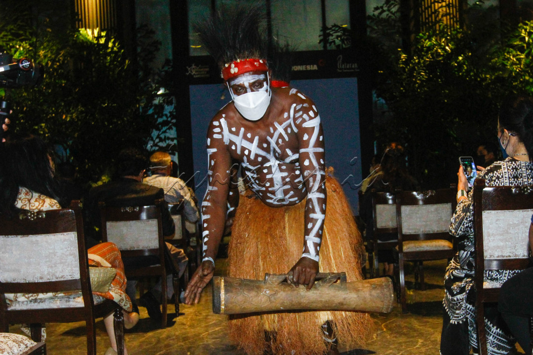 TARIAN TARIKI<br />
Bisnis/Himawan L Nugraha<br />
Penari dari Suku Kamoro, Papua, melakukan tarian Tariki atau ikan terbang dalam acara Kamoro Art Exhibition & Sale 2021 di Jakarta, Rabu (27/10/2021). PT Freeport Indonesia (PTFI) bekerja sama dengan Yayasan Maramowe Weaiku Kamorowe (MWK) dan Plataran Indonesia menggelar Kamoro Art Exhibition & Sale 2021 di Hutan Kota by Plataran pada 27-29 Oktober 2021. Selama pameran tersebut, PTFI memperkenalkan karya seni dan budaya Suku Kamoro, sebagai salah satu suku asli Papua yang hidup berdampingan dengan perusahaan di wilayah operasi perusahaan di Mimika, Papua. 