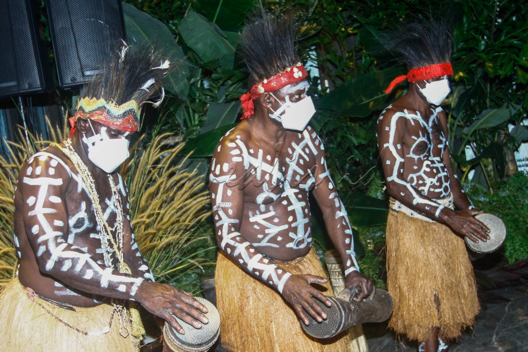 TARIAN TARIKI<br />
Bisnis/Himawan L Nugraha<br />
Penari dari Suku Kamoro, Papua, melakukan tarian Tariki atau ikan terbang dalam acara Kamoro Art Exhibition & Sale 2021 di Jakarta, Rabu (27/10/2021). PT Freeport Indonesia (PTFI) bekerja sama dengan Yayasan Maramowe Weaiku Kamorowe (MWK) dan Plataran Indonesia menggelar Kamoro Art Exhibition & Sale 2021 di Hutan Kota by Plataran pada 27-29 Oktober 2021. Selama pameran tersebut, PTFI memperkenalkan karya seni dan budaya Suku Kamoro, sebagai salah satu suku asli Papua yang hidup berdampingan dengan perusahaan di wilayah operasi perusahaan di Mimika, Papua. 
