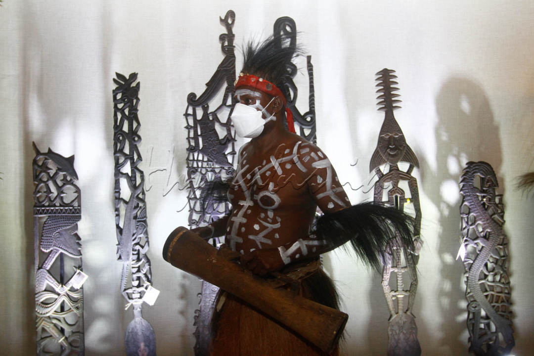 PAMERAN SENI UKIR KAMORO<br />
Bisnis/Himawan L Nugraha<br />
Warga Suku Kamoro berjalan di dekat deretan karya seni ukir dalam Kamoro Art Exhibition & Sale 2021 di Jakarta, Rabu (27/10/2021). PT Freeport Indonesia (PTFI) berkerja sama dengan Yayasan Maramowe Weaiku Kamorowe (MWK) dan Plataran Indonesia menggelar Kamoro Art Exhibition & Sale 2021 di Hutan Kota by Plataran pada 27-29 Oktober 2021. Selama pameran tersebut, PTFI memperkenalkan karya seni dan budaya Suku Kamoro, sebagai salah satu suku asli Papua yang hidup berdampingan dengan perusahaan di wilayah operasi perusahaan di Mimika, Papua. 