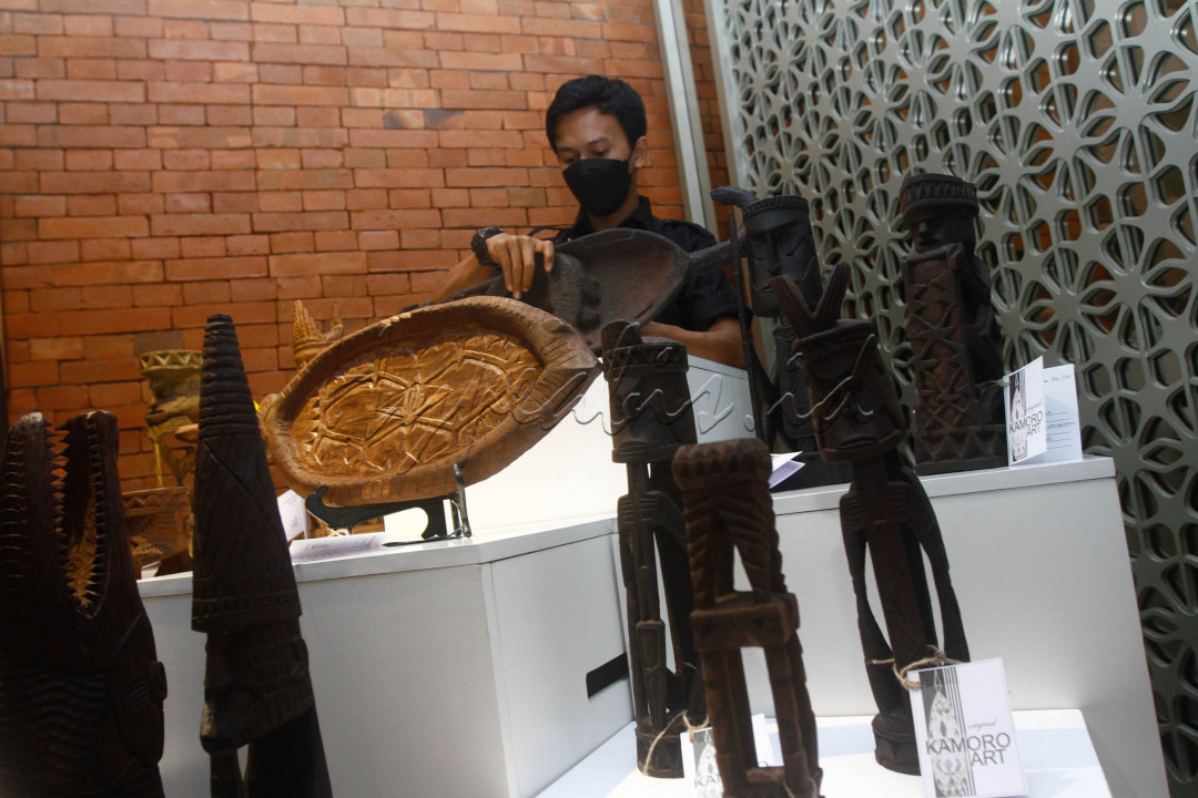 PAMERAN SENI UKIR KAMORO<br />
Bisnis/Himawan L Nugraha<br />
Karya seni ukir dalam Kamoro Art Exhibition & Sale 2021 di Jakarta, Rabu (27/10/2021). PT Freeport Indonesia (PTFI) berkerja sama dengan Yayasan Maramowe Weaiku Kamorowe (MWK) dan Plataran Indonesia menggelar Kamoro Art Exhibition & Sale 2021 di Hutan Kota by Plataran pada 27-29 Oktober 2021. Selama pameran tersebut, PTFI memperkenalkan karya seni dan budaya Suku Kamoro, sebagai salah satu suku asli Papua yang hidup berdampingan dengan perusahaan di wilayah operasi perusahaan di Mimika, Papua. 