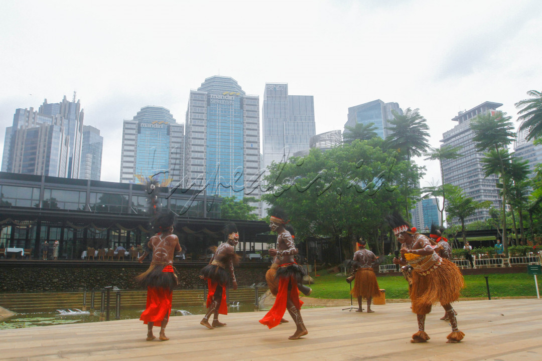 <br />
Seniman dari Suku Kamoro melakukan tarian Wakuru di Hutan Kota by Plataran, Jakarta, Kamis (28/10). PT Freeport Indonesia (PTFI) berkerja sama dengan Yayasan Maramowe Weaiku Kamorowe (MWK) dan Plataran Indonesia menggelar Kamoro Art Exhibition & Sale 2021 di Hutan Kota by Plataran pada tanggal 27-29 Oktober 2021. Selama pameran tersebut, PTFI memperkenalkan karya seni dan budaya Suku Kamoro kepada para pengunjung pameran, sebagai salah satu suku asli Papua yang hidup berdampingan dengan perusahaan di wilayah operasi perusahaan di Mimika, Papua.