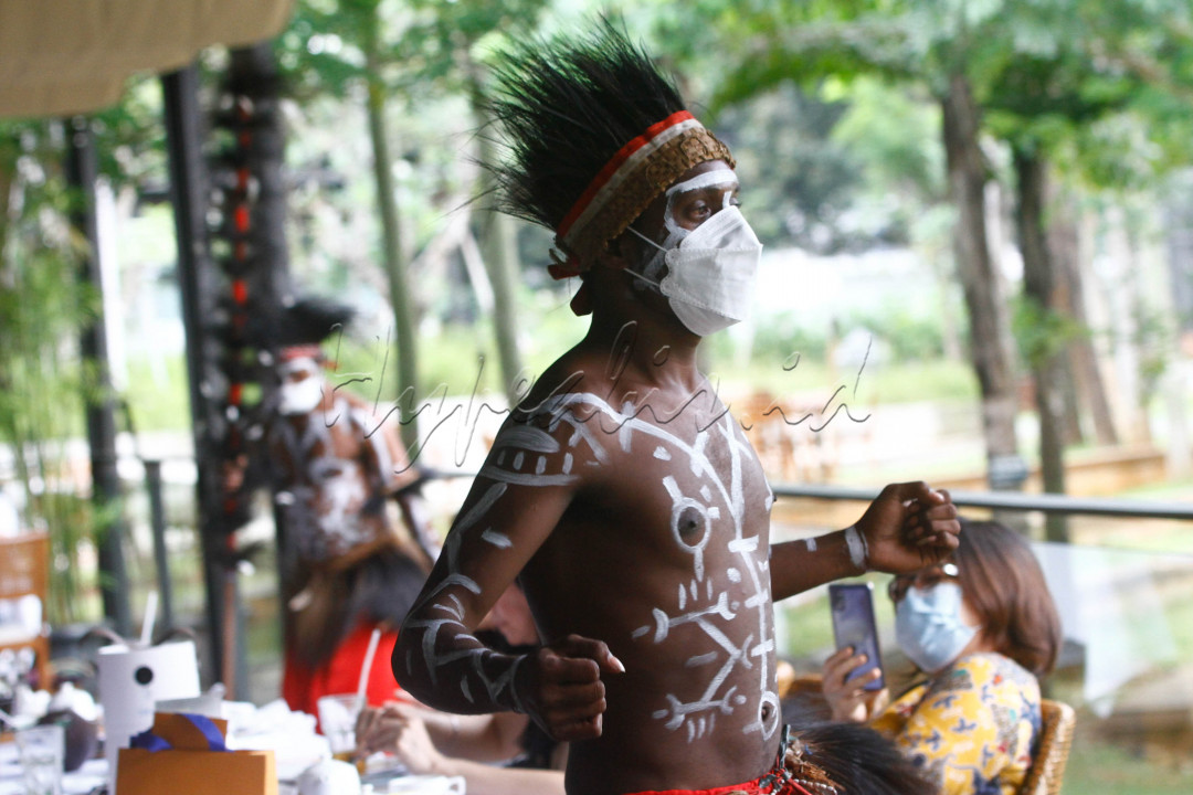 <br />
Seniman dari Suku Kamoro melakukan tarian Wakuru di Hutan Kota by Plataran, Jakarta, Kamis (28/10). PT Freeport Indonesia (PTFI) berkerja sama dengan Yayasan Maramowe Weaiku Kamorowe (MWK) dan Plataran Indonesia menggelar Kamoro Art Exhibition & Sale 2021 di Hutan Kota by Plataran pada tanggal 27-29 Oktober 2021. Selama pameran tersebut, PTFI memperkenalkan karya seni dan budaya Suku Kamoro kepada para pengunjung pameran, sebagai salah satu suku asli Papua yang hidup berdampingan dengan perusahaan di wilayah operasi perusahaan di Mimika, Papua.