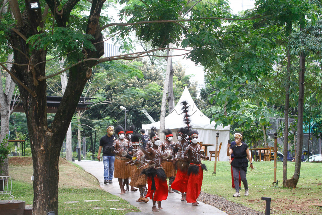 <br />
Seniman dari Suku Kamoro melakukan tarian Wakuru di Hutan Kota by Plataran, Jakarta, Kamis (28/10). PT Freeport Indonesia (PTFI) berkerja sama dengan Yayasan Maramowe Weaiku Kamorowe (MWK) dan Plataran Indonesia menggelar Kamoro Art Exhibition & Sale 2021 di Hutan Kota by Plataran pada tanggal 27-29 Oktober 2021. Selama pameran tersebut, PTFI memperkenalkan karya seni dan budaya Suku Kamoro kepada para pengunjung pameran, sebagai salah satu suku asli Papua yang hidup berdampingan dengan perusahaan di wilayah operasi perusahaan di Mimika, Papua.