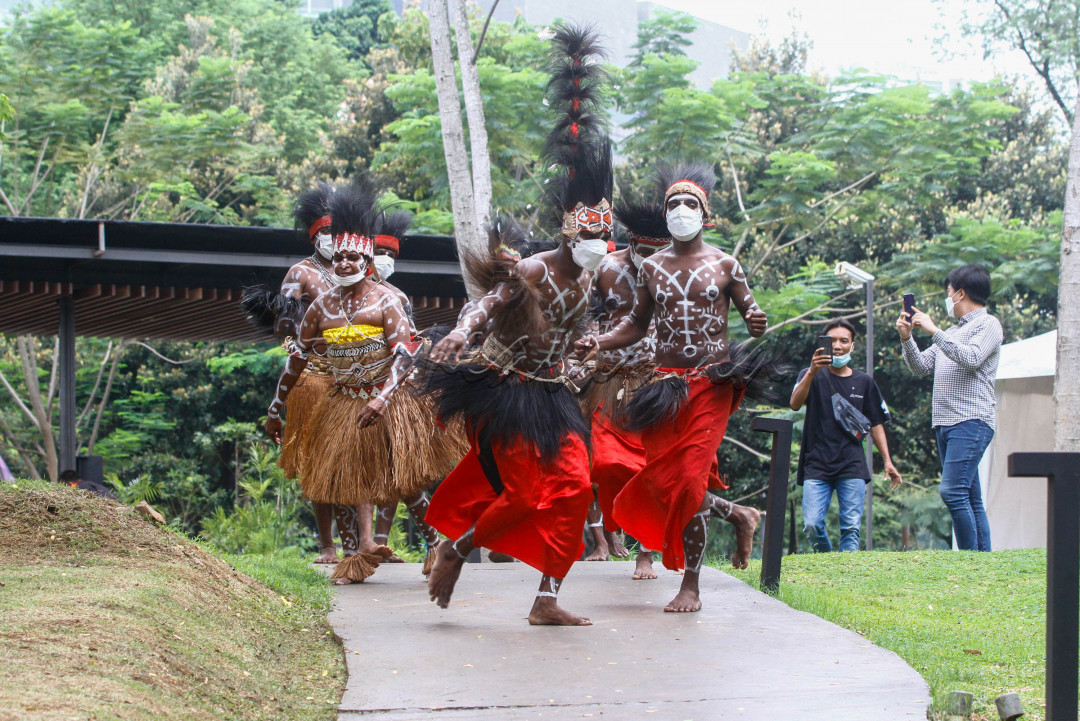 <br />
Seniman dari Suku Kamoro melakukan tarian Wakuru di Hutan Kota by Plataran, Jakarta, Kamis (28/10). PT Freeport Indonesia (PTFI) berkerja sama dengan Yayasan Maramowe Weaiku Kamorowe (MWK) dan Plataran Indonesia menggelar Kamoro Art Exhibition & Sale 2021 di Hutan Kota by Plataran pada tanggal 27-29 Oktober 2021. Selama pameran tersebut, PTFI memperkenalkan karya seni dan budaya Suku Kamoro kepada para pengunjung pameran, sebagai salah satu suku asli Papua yang hidup berdampingan dengan perusahaan di wilayah operasi perusahaan di Mimika, Papua.