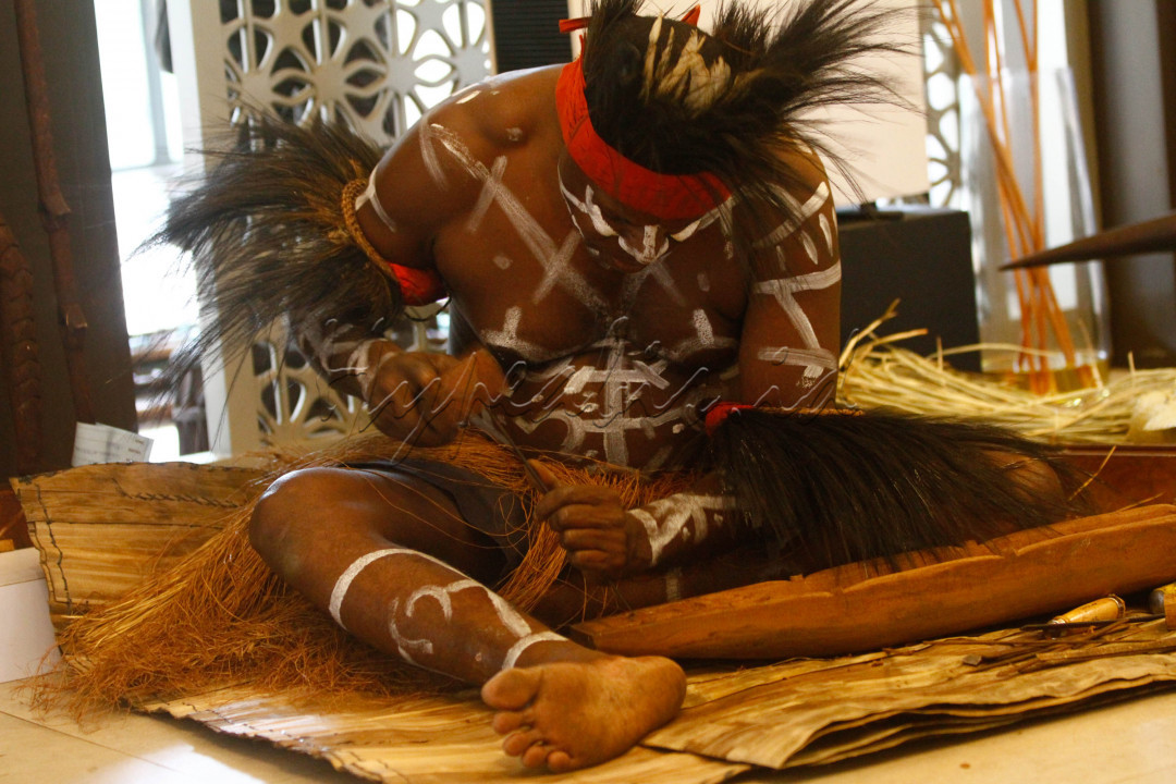 Ketua Yayasan Maramowe Weaiku Kamorowe, Luluk Intarti, mengutarakan, di pesisir Papua, ada lebih dari 250 suku yang sebelumnya berkarya dengan menghasilan seni ukiran. 