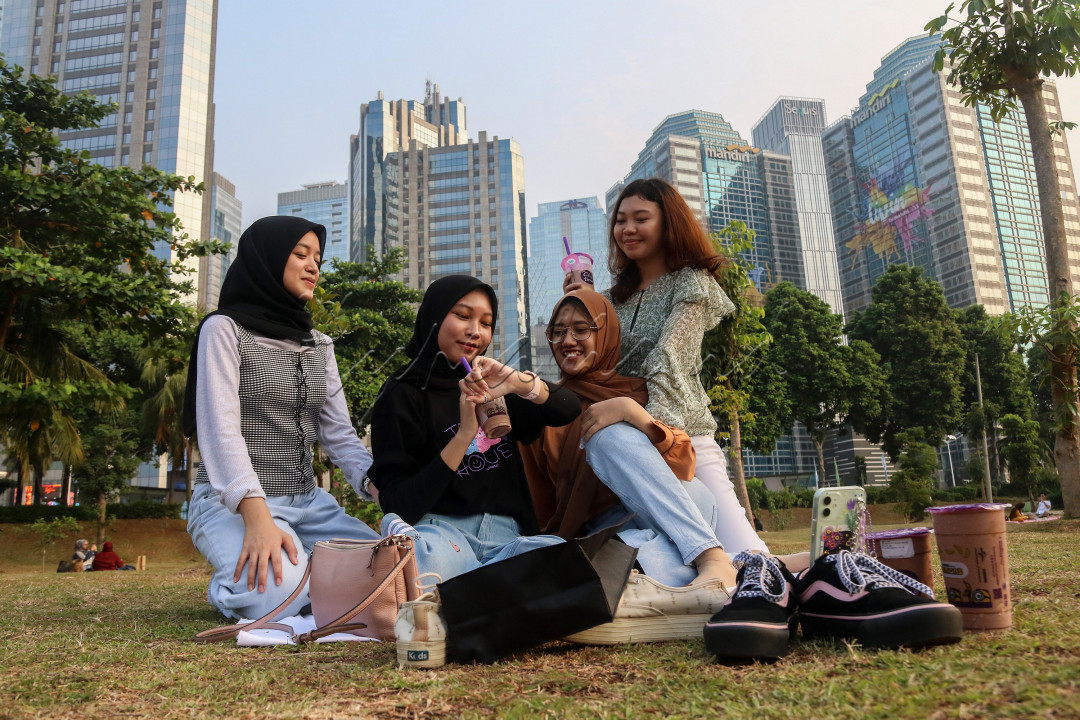 Warga berwisata di Hutan Kota Gelora Bung Karno (GBK) Senayan, Jakarta. Hutan Kota GBK yang sempat ditutup untuk umum karena PPKM, saat ini telah dibuka kembali untuk umum dengan memberlakukan pembatasan sebanyak 150 orang dengan batas waktu satu jam kunjungan.