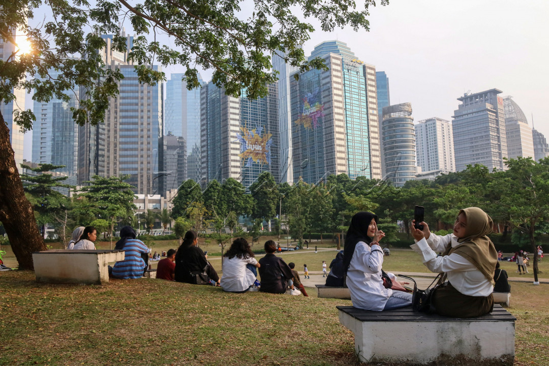 Warga berwisata di Hutan Kota Gelora Bung Karno (GBK) Senayan, Jakarta. Hutan Kota GBK yang sempat ditutup untuk umum karena PPKM, saat ini telah dibuka kembali untuk umum dengan memberlakukan pembatasan sebanyak 150 orang dengan batas waktu satu jam kunjungan.