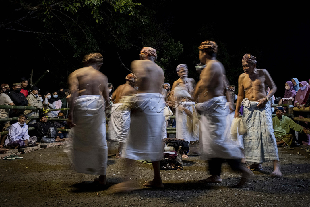 <div>Sebuah ritual tarian yang berisi syair dan doa-doa untuk keselamatan yang dilakukan oleh 10 hingga 12 orang dewasa pada prosesi maccera to manurung di kampung adat kaluppini, kabupaten enrekang</div>
