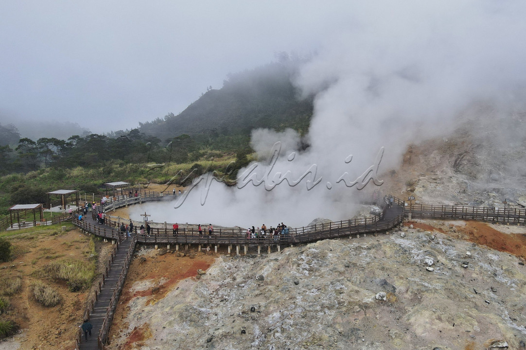 Foto udara wisata alam kawah Sikidang di dataran tinggi Dieng Desa Dieng Kulon, Batur, Banjarnegara, Jawa Tengah, Sabtu (6/11/2021). Kawah Sikidang merupakan salah satu tujuan wisata favorit di dataran tinggi Dieng yang selalu ramai dikunjungi wisatawan terutama saat musim libur panjang.<br />

