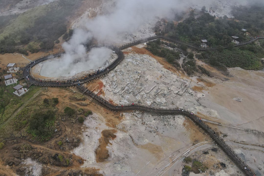 Foto udara wisata alam kawah Sikidang di dataran tinggi Dieng Desa Dieng Kulon, Batur, Banjarnegara, Jawa Tengah, Sabtu (6/11/2021). Kawah Sikidang merupakan salah satu tujuan wisata favorit di dataran tinggi Dieng yang selalu ramai dikunjungi wisatawan terutama saat musim libur panjang.<br />
