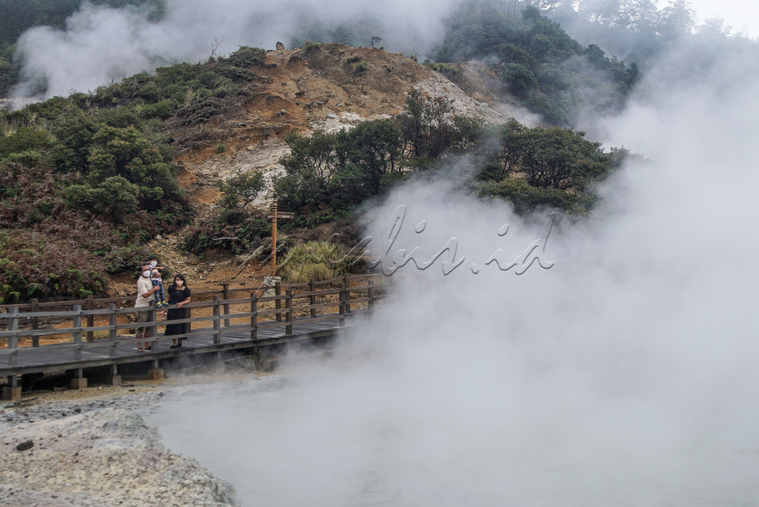 Pengunjung berada di lokasi wisata alam kawah Sikidang di dataran tinggi Dieng Desa Dieng Kulon, Batur, Banjarnegara, Jawa Tengah, Sabtu (6/11/2021). Kawah Sikidang merupakan salah satu tujuan wisata favorit di dataran tinggi Dieng yang selalu ramai dikunjungi wisatawan terutama saat musim libur panjang.<br />
