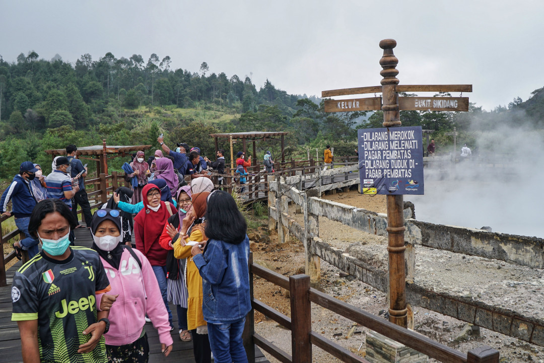 Pengunjung berada di lokasi wisata alam kawah Sikidang di dataran tinggi Dieng Desa Dieng Kulon, Batur, Banjarnegara, Jawa Tengah, Sabtu (6/11/2021). Kawah Sikidang merupakan salah satu tujuan wisata favorit di dataran tinggi Dieng yang selalu ramai dikunjungi wisatawan terutama saat musim libur panjang.<br />
