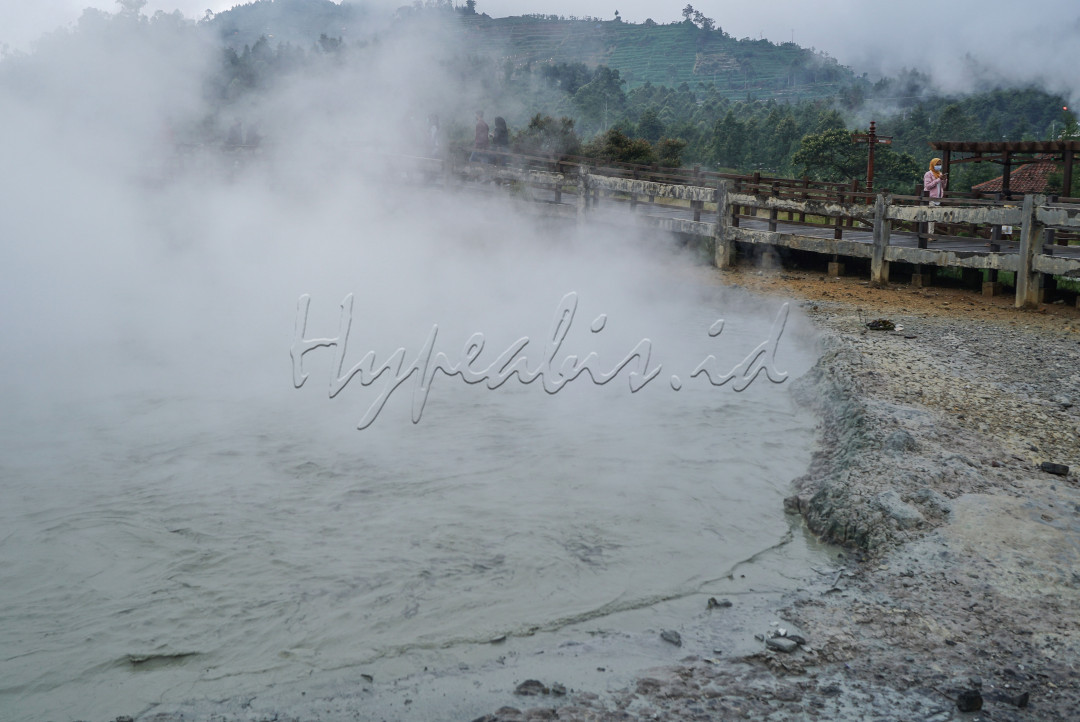 Pengunjung berada di lokasi wisata alam kawah Sikidang di dataran tinggi Dieng Desa Dieng Kulon, Batur, Banjarnegara, Jawa Tengah, Sabtu (6/11/2021). Kawah Sikidang merupakan salah satu tujuan wisata favorit di dataran tinggi Dieng yang selalu ramai dikunjungi wisatawan terutama saat musim libur panjang.<br />
