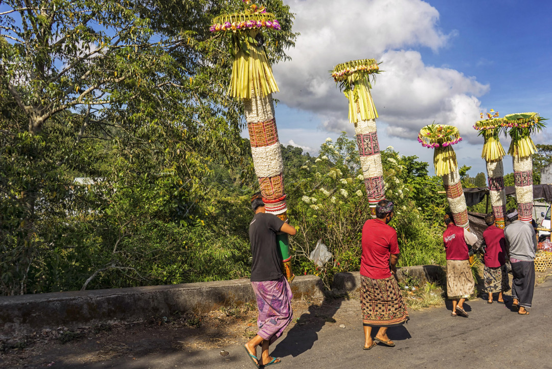 Usaba dangsil di Desa Kintamani, Bali yang unik dan hanya ditemukan di Desa ini. Beranjak dari subuh hingga tengah hari ribuan hiasan dangsil yang setinggi 2 meter diusung masing-masing keluarga untuk dibawa ke Pura. 