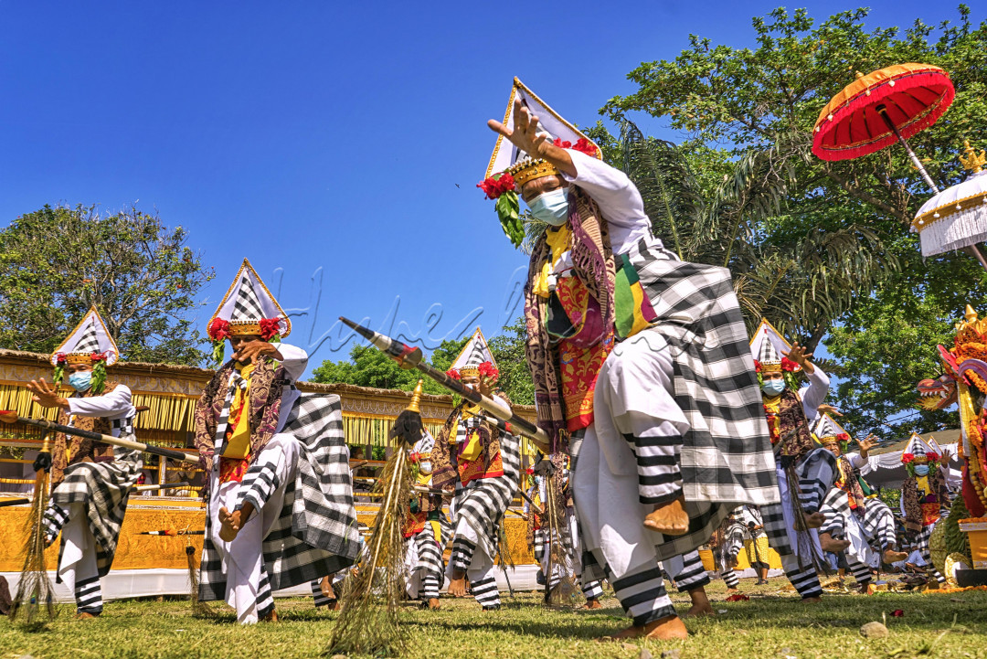 Tari Baris Ketekok Jago adalah salah satu tarian pengiring upacara Ngaben di Bali. Memiliki gerak yang lambat serta dinamis yang penuh makna akan kehidupan. 