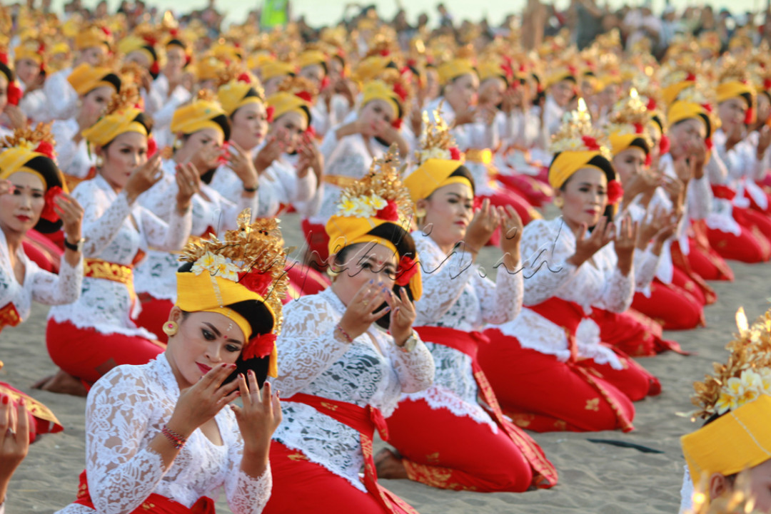 Tari Tenun adalah salah satu tarian khas Bali yang menggambarkan kegiatan sehari-hari yang dilakukan wanita-wanita Bali pada zaman dahulu. Gerakannya benar-benar memperlihatkan proses-proses dalam menenun, yaitu proses pembuatan kain dari persilangan dua set benang dengan cara memasuk-masukkan benang secara melintang pada benang-benang lain.<br />
