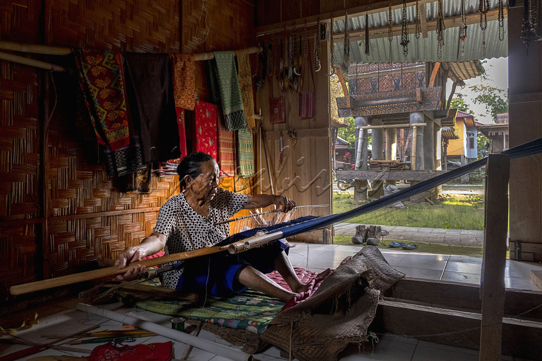 Tenun tradisional kain khas toraja dengan peralatan tradisional dan dikerjakan secara manual oleh Ne' Marni, begitu orang memanggilnya di objek wisata palawa, Toraja Utara<br />
<br />
Tenun ini adalah salah satu warisan budaya dari suku toraja yang sudah turun temurun dan masih bertahan sampai sekarang.