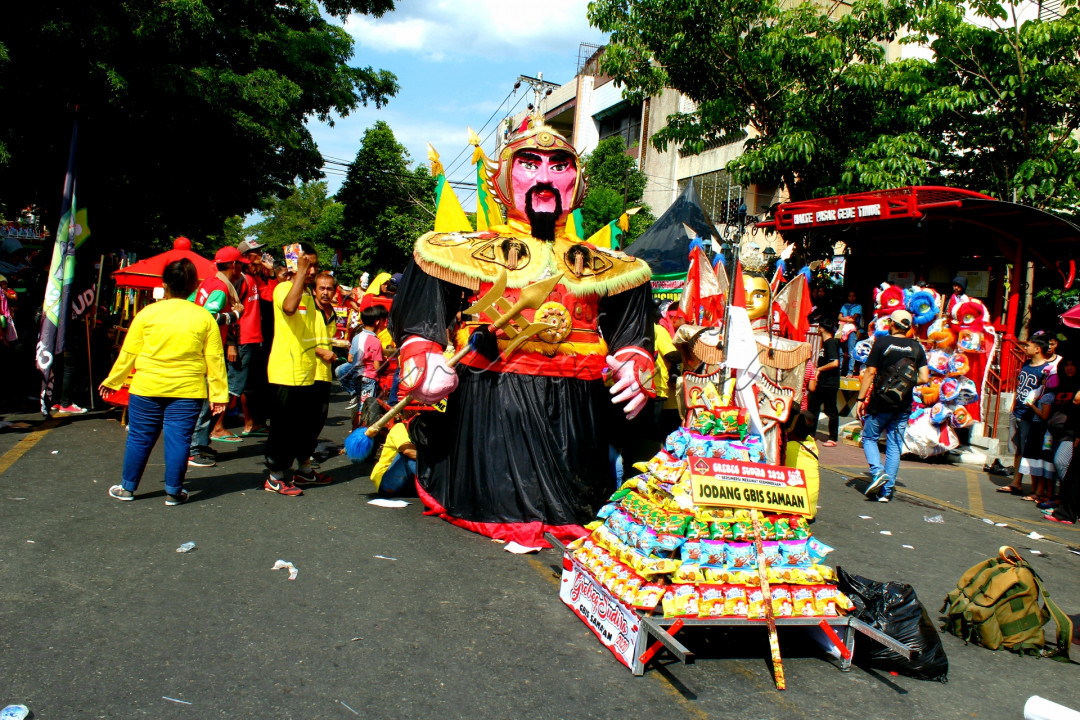 <strong>Grebeg Sudiro</strong> adalah suatu perayaan perpaduan dari masyarakat Tionghoa-Jawa. Kata grebeg sendiri merupakan tradisi khas jawa untuk menyambut hari-hari khusus seperti: Mulud (kelahiran Nabi Muhammad), Syawal (lebaran), Idul Adha, Suro (Tahun Baru Jawa). Puncak perayaan ini ialah saat perebutan hasil bumi, makanan, dll yang disusun membentuk gunung. Tradisi rebutan didasari oleh falsafah Jawa ora babah ora mamah yang artinya, jika tidak berusaha tidak makan. Sedangkan, bentuk gunungmemiliki maksud dari masyarakat jawa atas rasa syukur pada sang pencipta.