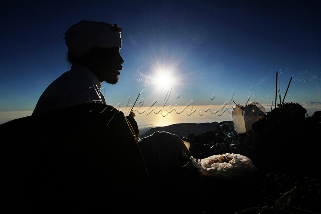 Umat Hindu bersembahyang di Puncak Gunung Rinjani, Lombok, Nusa Tenggara Barat.