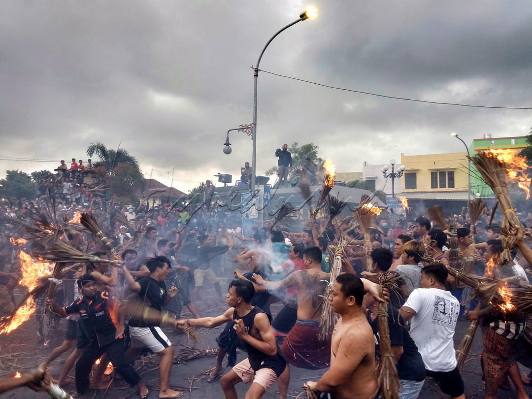 <br />
??????Pernag api(perang Bobok) Merupakan ritual yang di laksanakan oleh umat hindu di lombok,tradisi perang api ini dilakukan oleh dua kubu yang berperang antara kampung sweta dengan negara sakah(Lombok).<br />
Senjata yang digunakan adalah bobok,daun kelapa kering yang di ikat di campur minyak tanah setelah itu di bakar yang menandakan perang telah dimulai. <br />
Dengan saling melempar bobok(obor)yang berlangsung kurang lebih selama 30 menit,adrenalin pun terasa menegangkan,meski ada yang terluka merekapun tidak ada menyimpan rasa dendam atau permusuhan setelah tradisi perang api selesai di laksanakan,seketika itu pun mereka berpelukan untuk saling memaafkan. <br />
Tradisi perang api sendiri bertujuan untuk mengusir roh-roh jahat dalam diri manusia dan membersihkan alam semesta/bumi dari malapetaka. <br />
Tradisi perang api ini merupakan rangkaian penyambutan hari raya nyepi yang di lakukan setelah pawai ogoh-ogoh selesai