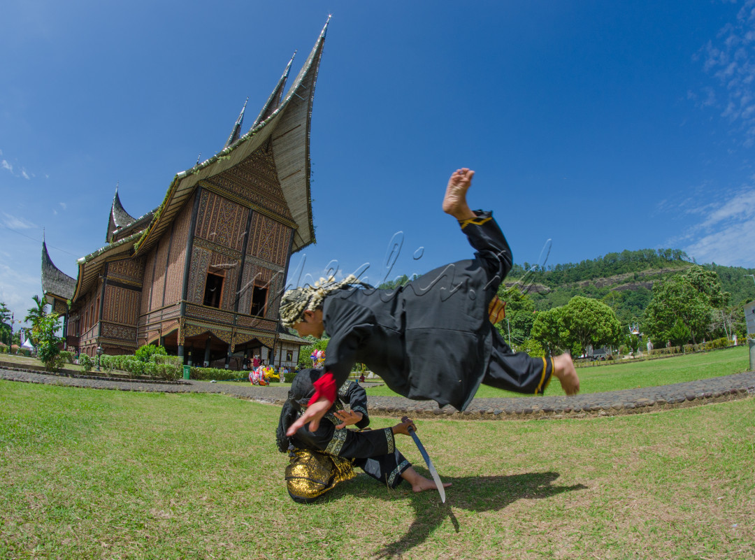 Atraksi silek Minang di samping lokasi Istano Basa Pagaruyuang Batusangka