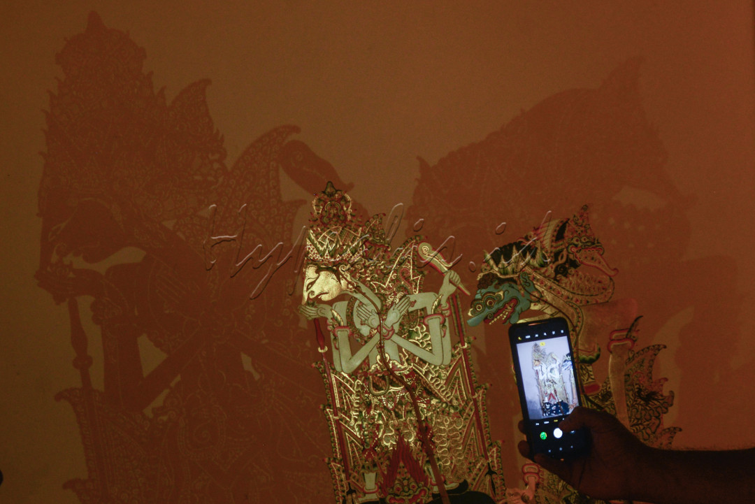 Pengunjung melihat wayang yang di tampilkan dalam pameran Wayang Rupa Kita di Bentara Budaya Jakarta.