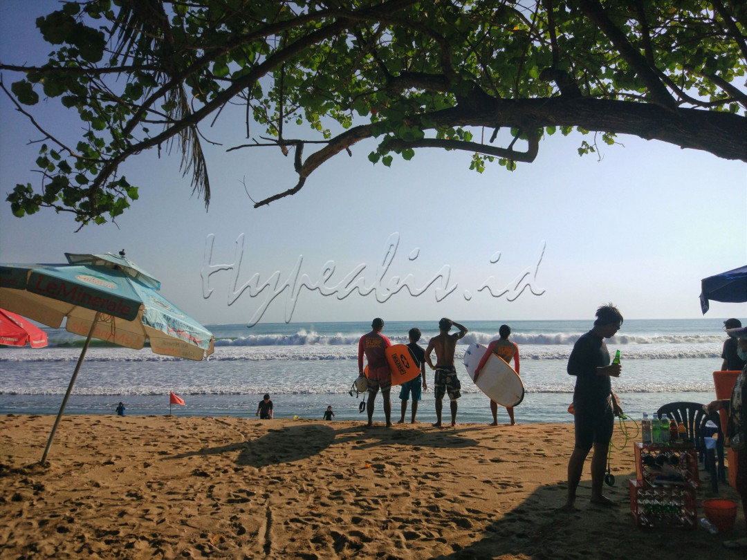 Bali merupakan salah satu surga bagi para penikmat pantai dan peselancar, salah satu sudut pantai di kute bali masih terlihat sangat sepi dikarenakan pandemi, hampir sebagian sektor pariwisata di bali lumpuh karena pandemi, namun masyarakat bali tidak menmyerah dan mereka para anak pantai akan selalu ada dan berselancar menikmati gulungan-gulungan ombak di sepanjang pantai kute.<br />
<br />
Bangga Indonesia<br />
#Lombafotobisnisindonesia #Hypeabisid #Bisnisindonesiafoto