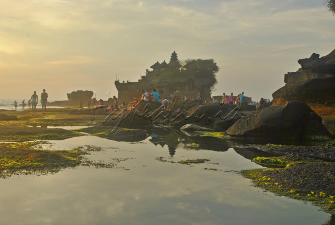 Tanah Lot salah satu pura penting bagi umat Hindu Bali dan lokasi pura terletak di atas batu besar yang berada di lepas pantai. Pura Tanah Lot merupakan ikon pariwisata pulau Bali. Selain itu salah satu obyek wisata terkenal di pulau Bali yang wajib di kunjungi. Karena saking terkenalnya tempat wisata di Bali ini, maka hampir setiap hari, objek wisata ini selalu ramai dengan kunjungan wisatawan.