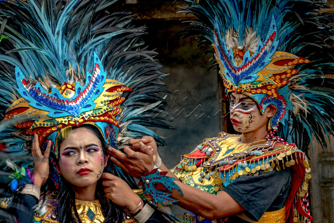 Seorang pemain Jaranan merapi membantu teman wanitanya memasang asesoris