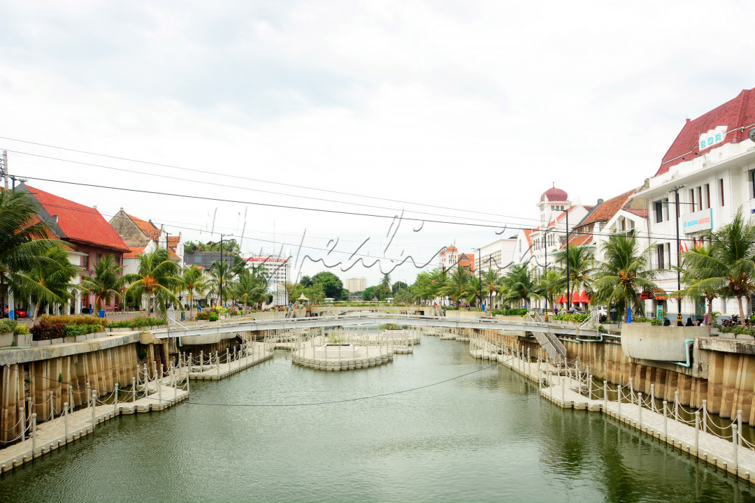Kota Tua Jakarta, juga dikenal dengan sebutan Batavia Lama (Oud Batavia), adalah sebuah wilayah kecil di Jakarta, Indonesia. Wilayah khusus ini memiliki luas 1,3 kilometer persegi melintasi Jakarta Utara dan Jakarta Barat (Pinangsia, Taman Sari dan Roa Malaka).<br />
Dijuluki "Permata Asia" dan "Ratu dari Timur" pada abad ke-16 oleh pelayar Eropa, Jakarta Lama dianggap sebagai pusat perdagangan untuk benua Asia karena lokasinya yang strategis dan sumber daya melimpah.