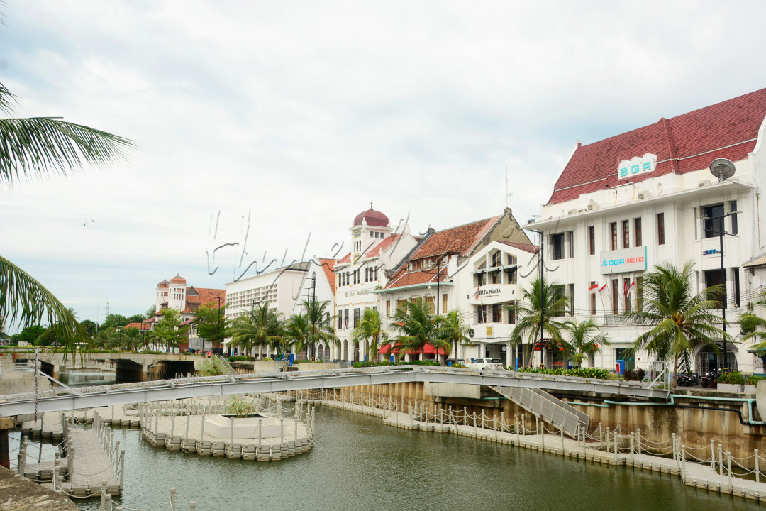 Kota Tua Jakarta, juga dikenal dengan sebutan Batavia Lama (Oud Batavia), adalah sebuah wilayah kecil di Jakarta, Indonesia. Wilayah khusus ini memiliki luas 1,3 kilometer persegi melintasi Jakarta Utara dan Jakarta Barat (Pinangsia, Taman Sari dan Roa Malaka).<br />
Dijuluki "Permata Asia" dan "Ratu dari Timur" pada abad ke-16 oleh pelayar Eropa, Jakarta Lama dianggap sebagai pusat perdagangan untuk benua Asia karena lokasinya yang strategis dan sumber daya melimpah.