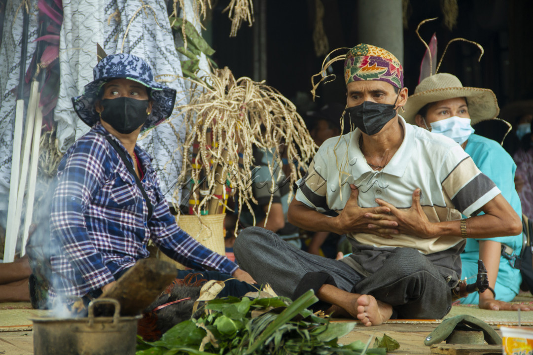 Pelaksanaan aruh adat di Desa Halong, Balangan, Provinsi Kalimantan Selatan, dengan tetap melaksanakan protokol kesehatan.