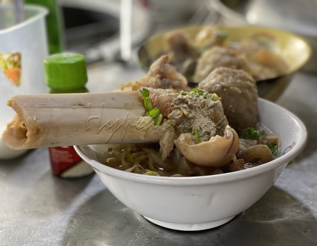<strong>Mie Kocok Bandung</strong><br />
Santapan khas kota kembang, disajikan dengan kaki sapi yang menggoda selera. Atribut kuliner yang tak lekang digerogoti jaman.