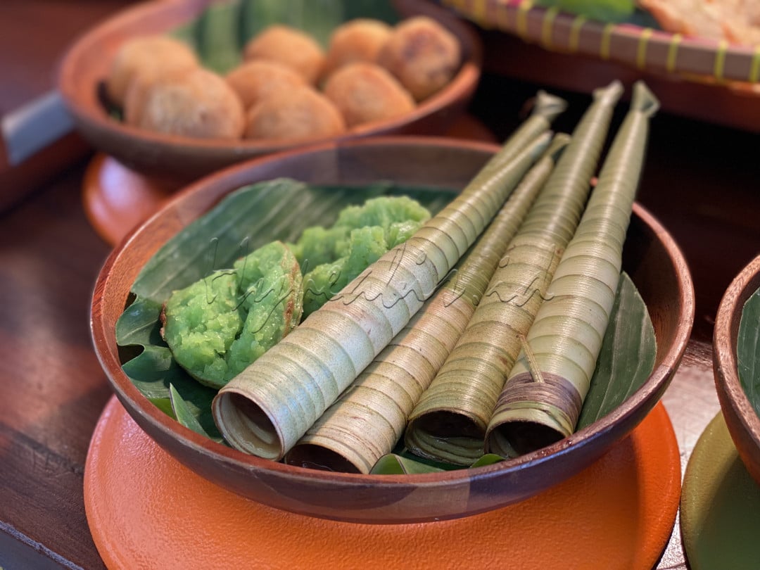 <strong>Serba Serbi Jajanan Indonesia</strong><br />
Talam ubi, combro, misro, dan kue cucur bagian kebudayaan kental Indonesia. Jajanan khas yang <em>ngangeni</em> dan penuh nostalgia.