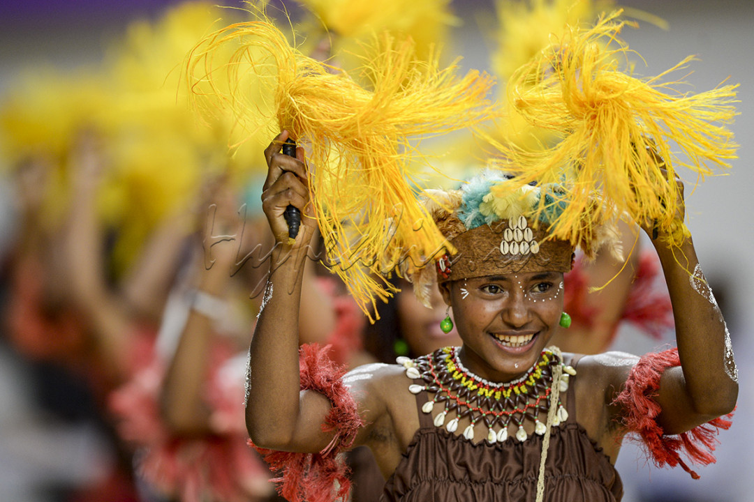 Sejumlah penari membawakan tarian Akhohoy di Istora Papua Bangkit, Kampung Harapan, Kabupaten Jayapura, Papua, Senin (4/10/2021). Akhohoy merupakan tarian kampung adat Yokiwa, yang memiliki makna mengangkat kebesaran sosok Ondoafi atau Kepala Adat yang dihormati masyarakatnya.<br />
<br />
