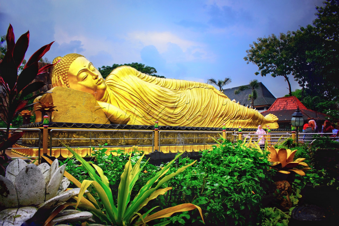 Tak hanya di Thailand yang terkenal akan patung Budhanya, di Indonesia pun ada dan cukup menarik. Selain berfungsi sebagai tempat beribadah kawasan ini juga banyak dikunjungi wisatawan untuk sekedar menikmati suasana di sekitar patung Budha tidur.<br />
Maha Vihara Majapahit memang difungsikan sebagai tempat ibadah umat Buddha, namun tidak ada larangan untuk pengunjung yang beragama lain memasuki vihara ini dengan syarat tidak boleh berisik. Hal ini dikarenakan para biksu dan biksuni di Maha Vihara Majapahit sangat menghargai ketenangan.<br />
