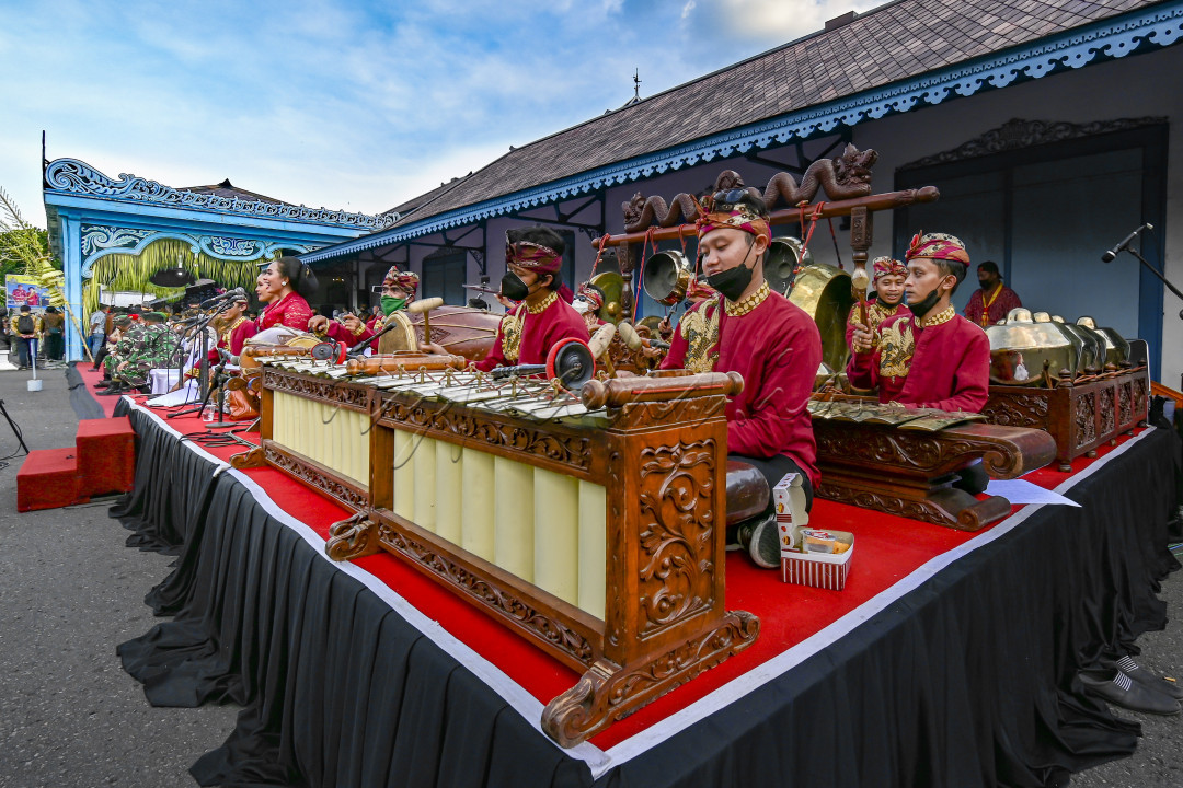 Musisi adalah salah satu pendukung utama dalam setiap perhelatan kebudayaan, seakan tidak dapat dipisahkan darinya. Musik menyatu dalam budaya<br />

