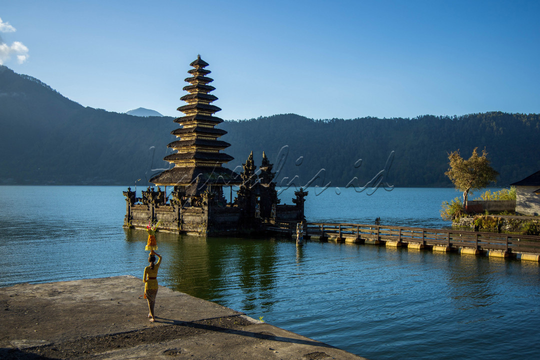 pura jati<br />
atau lebih di kenal dengan nama pura segara oleh warga sekitar danau batur<br />
pesona keindahan pura ini sangat terkenal di wisatawan baik luar ataopun dalam negeri,banyak wisatawan menjadikan pura jati ini sebagai tujuan wajibnya jika brlibur ke bali<br />
keindahan pura yg berada di tengah danau,dan aktifitas nelayan di seputaran danau selalu menjadi hal yang menarik untuk di nikmati