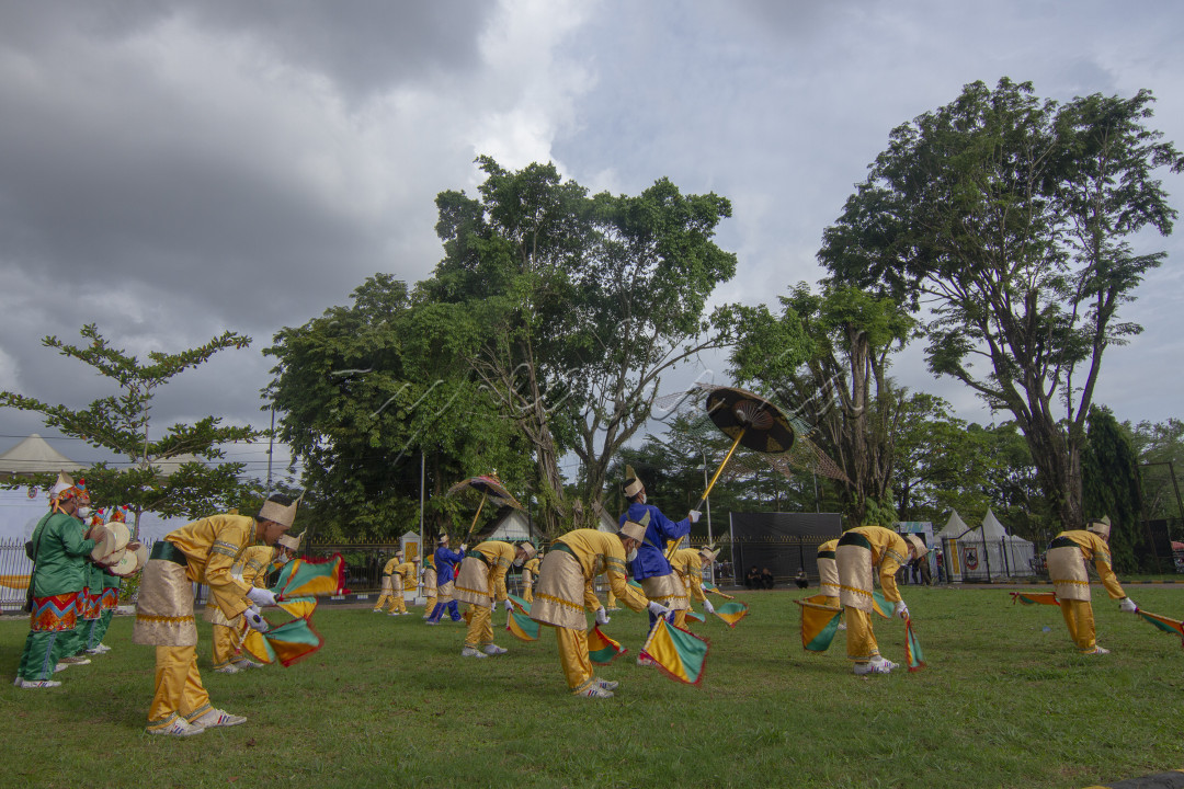 Kesenian Sinoman Hadrah merupakan seni tradisional khas Banjar yang bernafaskan Islam. Sinoman Hadrah terdiri dari 2 kata yaitu “Sinoman” dan “Hadrah”. Sinoman artinya adalah kelompok qasidah pria untuk menyambut tamu-tamu atau orang-orang besar atau pejabat, sedangkan Hadrah artinya adalah menghadirkan dengan mengambil teknik musik pukul yang terdiri dari 4sampai dengan 6 rebana ditambah 3 bass.<br />
<br />
Sinoman Hadrah merupakan kesenian yang sangat jelas mendapat warna Islam dan bentuk kesenian yang tumbuh dan berkembang di Kalimantan terutama di Kalimantan Selatan.