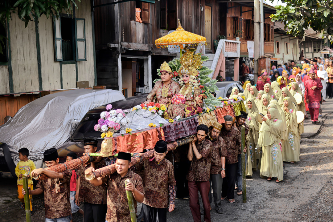 <span style="color:#000000;"><strong><span style="background-color:#ffffff;">ARAK-ARAKAN-TANDU </span></strong><span style="background-color:#ffffff;">adalah Tradisi arak-arakan pengantin yang diarak menggunakan tandu berkeliling kampung bak raja dan ratu.<br />
tradisi ini merupakan <em>Adat Pernikahan </em>Khas Semendo, Muara Enim, Sumatera Selatan.</span></span>
