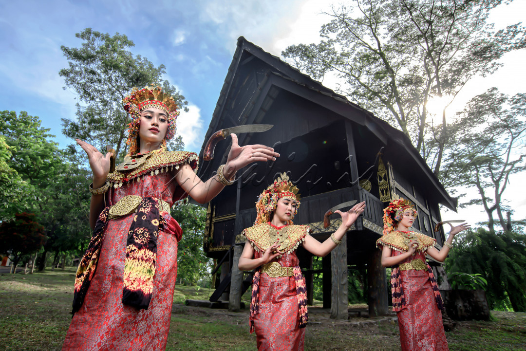 Tari siwar merupakan tari adat daerah asli Tanjung Sakti, Kabupaten Lahat, sumatera selatan, indonesia , yang menurut sejarahnya, tarian ini merupakan tarian sakral yang melambangkan bagaimana menaklukan penguasa yang sakti yang zalim dan sewenang-wenang.<br />
<br />
Menurut sejarah tari ini pertama kali diciptakan oleh PUTRI SESUHUNAN yang dikenal dengan nama REBIA LINGUK. Dalam tari ini menggunakan siwar sebagai alatnya yang digunakan oleh penari-penari yang cantik dan mahir menggunakan siwar sebagai alat perisai diri.<br />
<br />
Siwar adalah senjata tajam yang berbentuk kuduk kecil yang panjangnya sekilan tunjuk. Mata pisaunya sepenekanan tunjuk yang konon waktu itu senjata ini sangat berbisa dan mematikan. Teknis pembuatan siwar ini dilakukan oleh orang yang sangat ahli yang pengerjaanya sangat rapi, dan teliti yang dibuktikan dengan keseimbangan antara hulu (pegangan) dengan mata pisau.