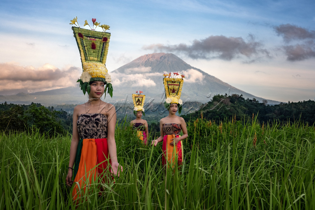 Tari Rejang adalah tarian suci untuk menyambut kedatangan para Dewa dari Kahyangan yang turun ke bumi. Para penarinya mengenakankan pakaian upacara adat kuno yang penuh warna dengan hiasan kepala (gelungan) yang unik yang dibuat sedemikian rupa dari bahan bunga, buah, dan bahan lainnya yang merupakan khas desa setempat. Tarian ini biasanya ditarikan oleh para anak gadis secara berkelompok pada upacara-upacara adat di desa-desa tua di Bali. Diperkirakan telah ada sejak jaman pra-Hindu dan merupakan salah satu dari 9 warisan budaya tak benda dari Bali yang masuk warisan budaya dunia (UNESCO). Tarian Rejang paling banyak ada di desa-desa tua di Karangasem dengan berbagai keunikan masing-masing yang berbeda antara desa satu dengan desa lainnya.