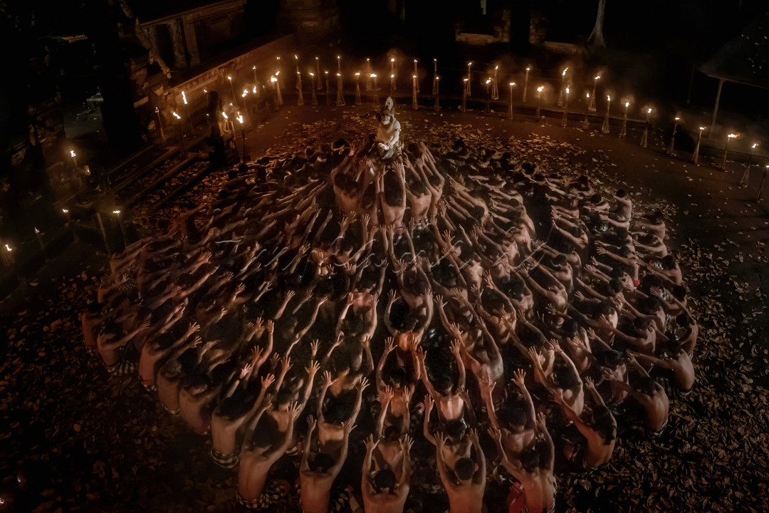 Tari kecak adalah seni tari yang berasal dari Bali. Tari kecak merupakan ritual shangyang atau tradisi menolak bala yang diselipkan kisah Ramayana di dalamnya. Tari kecak menceritakan tentang pencarian Permaisuri Shinta, Raja Rama dibantu oleh Hanoman. Hanoman lalu memporakporandakan tempat penyekapan Permaisuri Shinta dengan membakarnya. Seni tari kecak ini dipertunjukkan oleh puluhan penari laki-laki yang duduk berbaris dengan pola melingkar dan dengan irama tertentu menyerukan "cak, cak, cak" serta mengangkat kedua lengan.<br />
<br />

