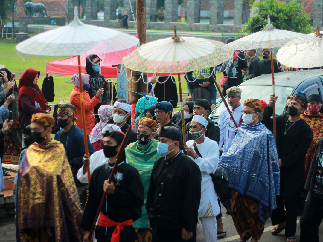 Adat Budaya Nyangku merupakan salah satu budaya masyarakat panjalu memandikan keris pusaka warisan kerajaan panjalu