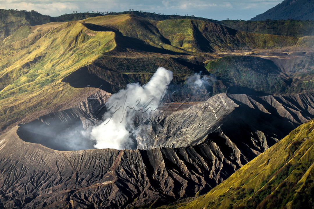 Kawah Bromo ini menyajikan keindahan alam sejauh mata memandang dengan bentang alam khas material vulkanik. Sebelum mencapai daerah kawah, Sahabat akan disuguhi bentangan lautan pasir. Kawah ini digunakan sebagai tempat diselenggarakannya upacara adat masyarakat Suku Tengger yang dilakukan pada setiap bulan Kasada hari ke-14 atau disebut Hari Raya Yadya Kasada. Upacara adat tersebut sebagaimana sejarah Suku Tengger merupakan upacara persembahan sesajen berupa hasil bumi Tengger kepada Sang Hyang Widhi. <br />
<br />
Lokasi : Bromo, Probolinggo, Jawa Timur 