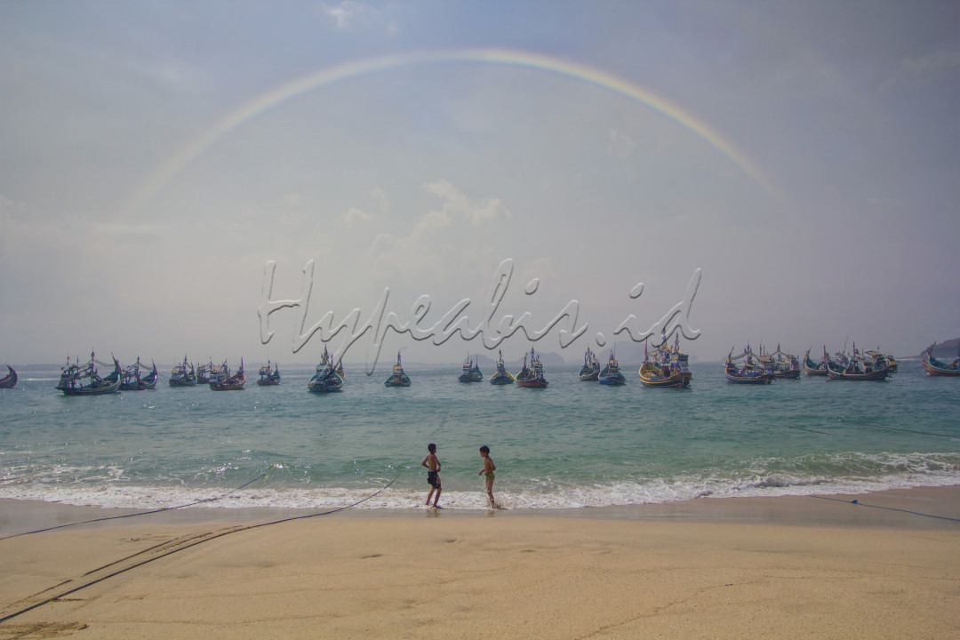 Papuma sejatinya merupakan akronim dari Pasir Putih Malika. Seperti namanya, panorama yang disuguhkan pantai ini memang begitu indah. Pesona eksotisnya sudah tak perlu diragukan lagi. Hamparan pasirnya terlihat putih bersih, sementara karang dan perairan biru di sekitarnya menciptakan paduan pas menyegarkan mata. Selain pasir putihnya yang indah, Tanjung Papuma juga memiliki gugusan pulau karang di sekitarnya. Masing-masing diberi nama unik, seperti Batu Kajang, Narada, Nusa Barong, Batara Guru, Kodok, serta Kresna. Deretan karang ini kerap jadi salah satu spot foto favorit para wisatawan.